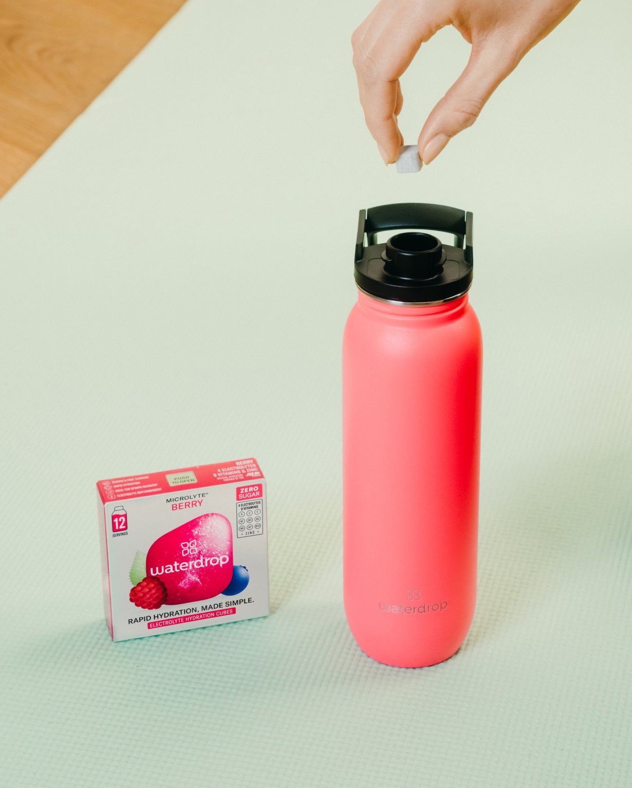 All-Purpose Sport Ultralight · Swing Lid Flasche in Hand gehalten.