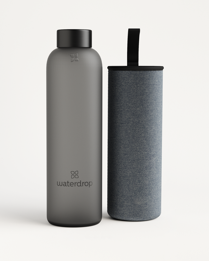Frosted Glass Wasserflasche aus robustem Borosilikatglas.