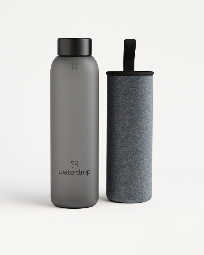 Frosted Glass Wasserflasche aus robustem Borosilikatglas.